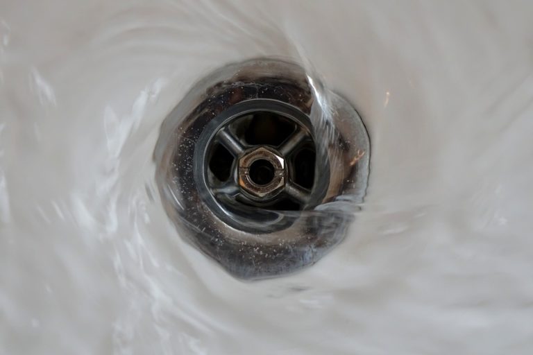 Leaking Bathtub Drain 768x512 